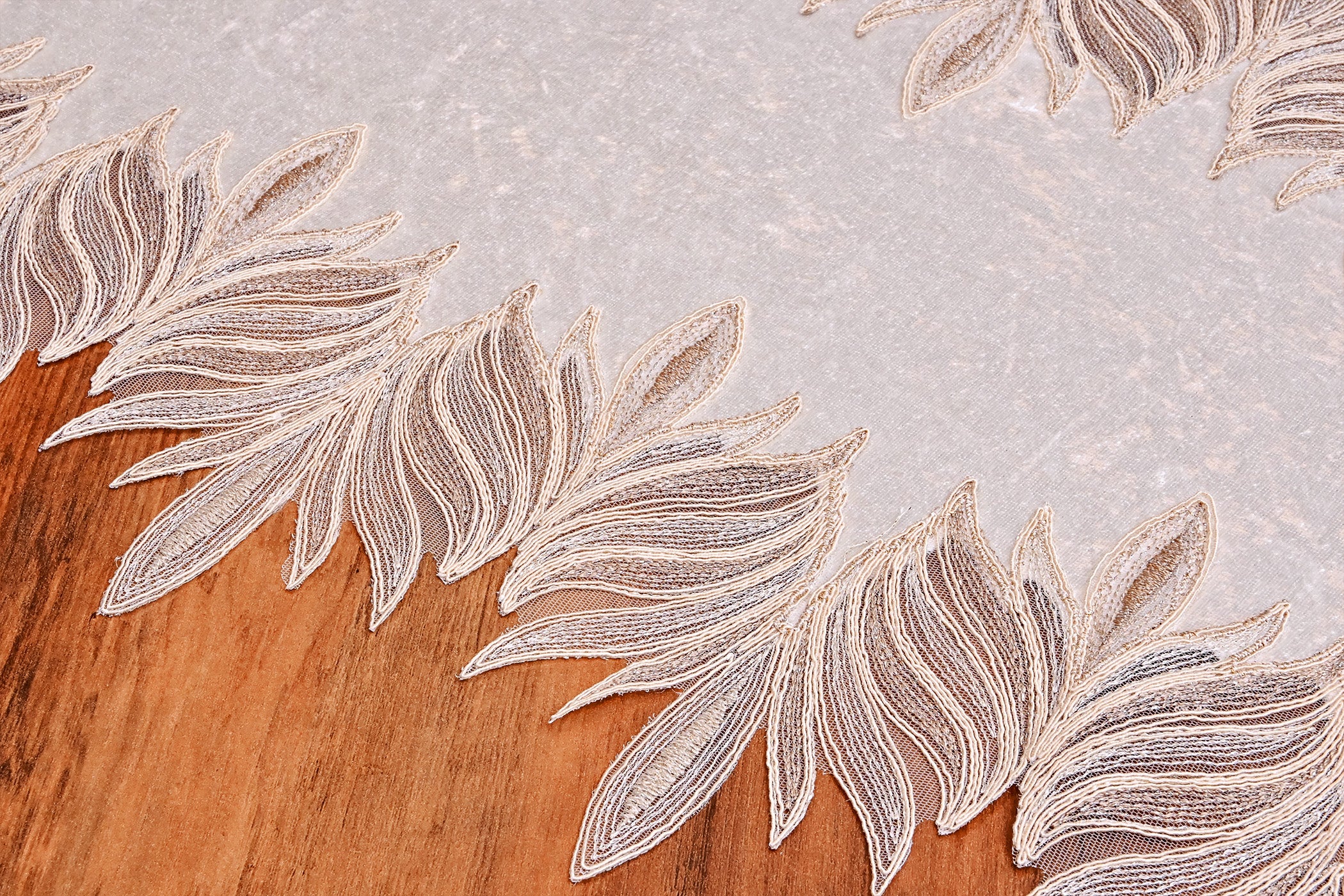 Lotus bársony asztali futó fehér színű, arany csipkével 60 x 150 cm